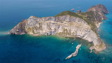 A Palmarola tra pirati e sirene 